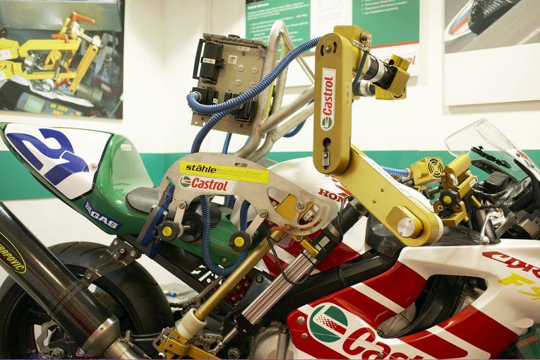 "Оседлавшая" мотоцикл конструкция - робот-байкер, который по ходу испытаний может часами ручку газа выкрученной до упора и переключать передачи по миллиону раз в день.