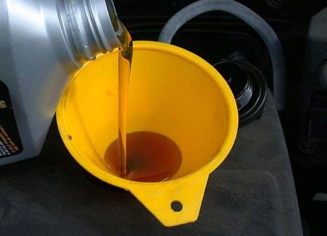 Эксперты рекомендуют менять масло в двигателе не реже двух раз в год