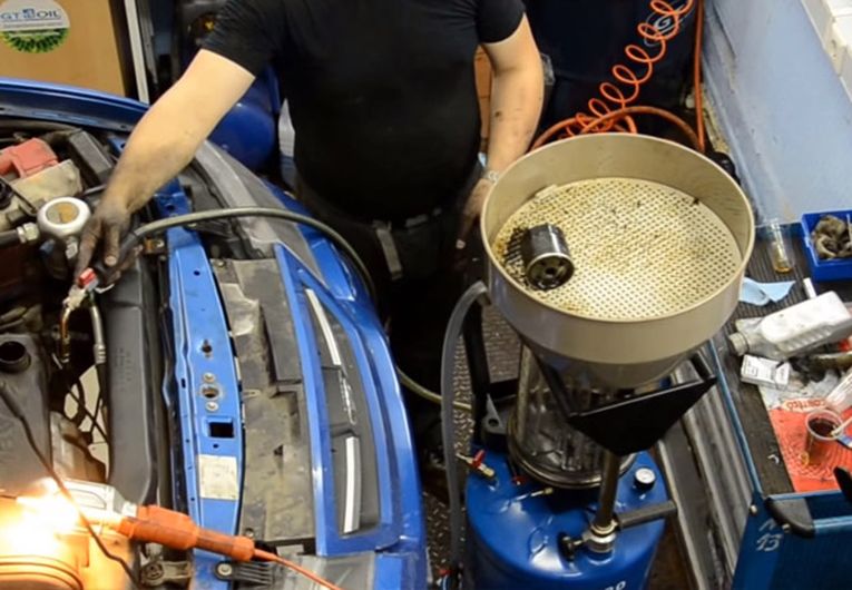 Вакуумный способ замены масла в двигателе – не опасно ли для машины?