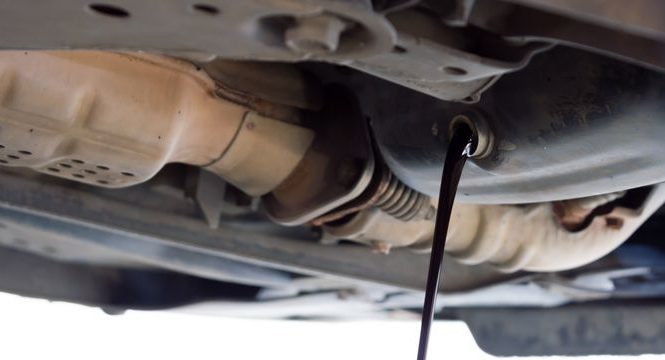 Почему не надо промывать двигатель автомобиля перед заменой масла